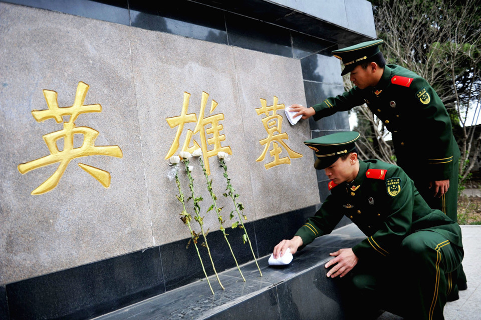 Bia và vàng mã: Người Hoa tảo mộ trong lễ Thanh Minh